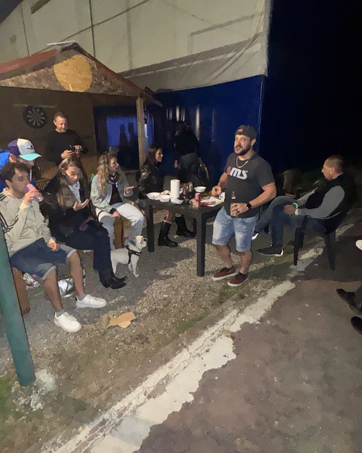 Serata all'aperto davanti al bar