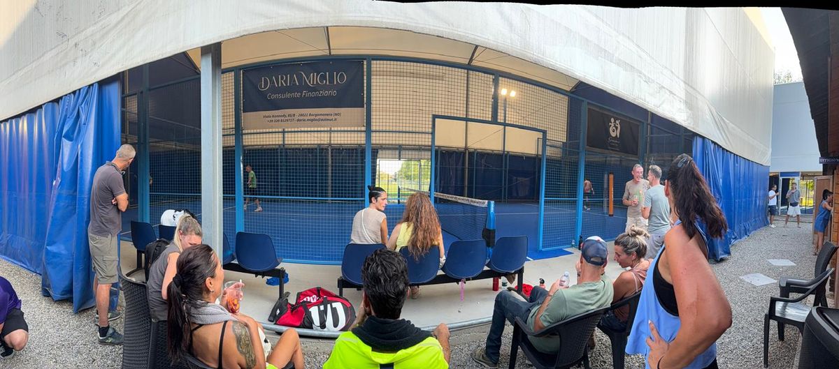 I campi coperti e la zona relax del Padelirium